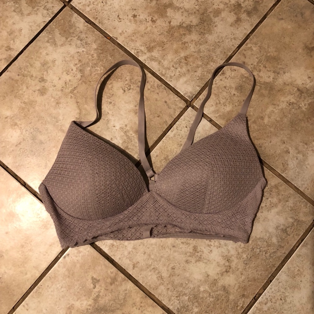 Criss Cross back Victoria’s Secret Lace Bra 😍♥️